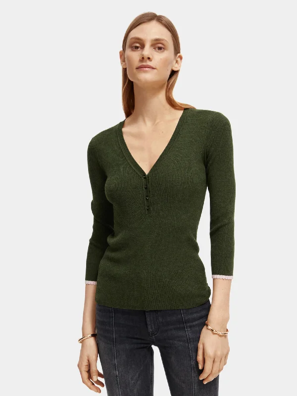 V-neck 3/4-sleeved sweater